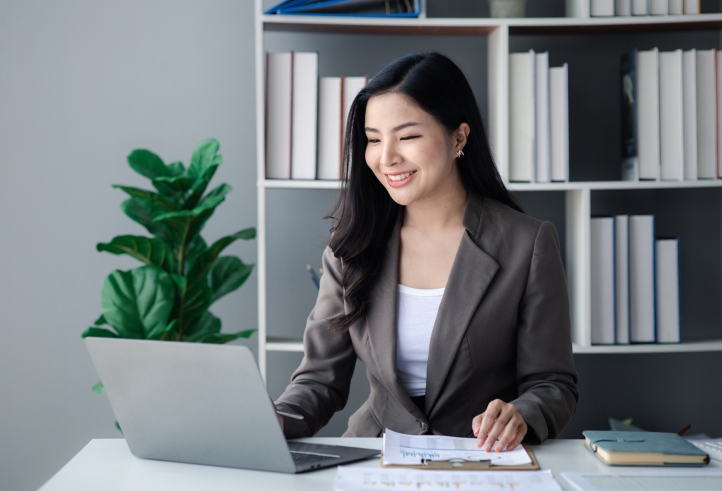 Asian women working in the office, young Asian business women as business executives.
