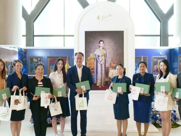 สมนึก ตันฑเทอดธรรม ผู้บริหาร เอ็น.ซี.เฮ้าส์ซิ่ง มอบถุงผ้า DIY ให้โรงพยาบาลจุฬาภรณ์ ในโอกาสครบรอบ 32 ปี